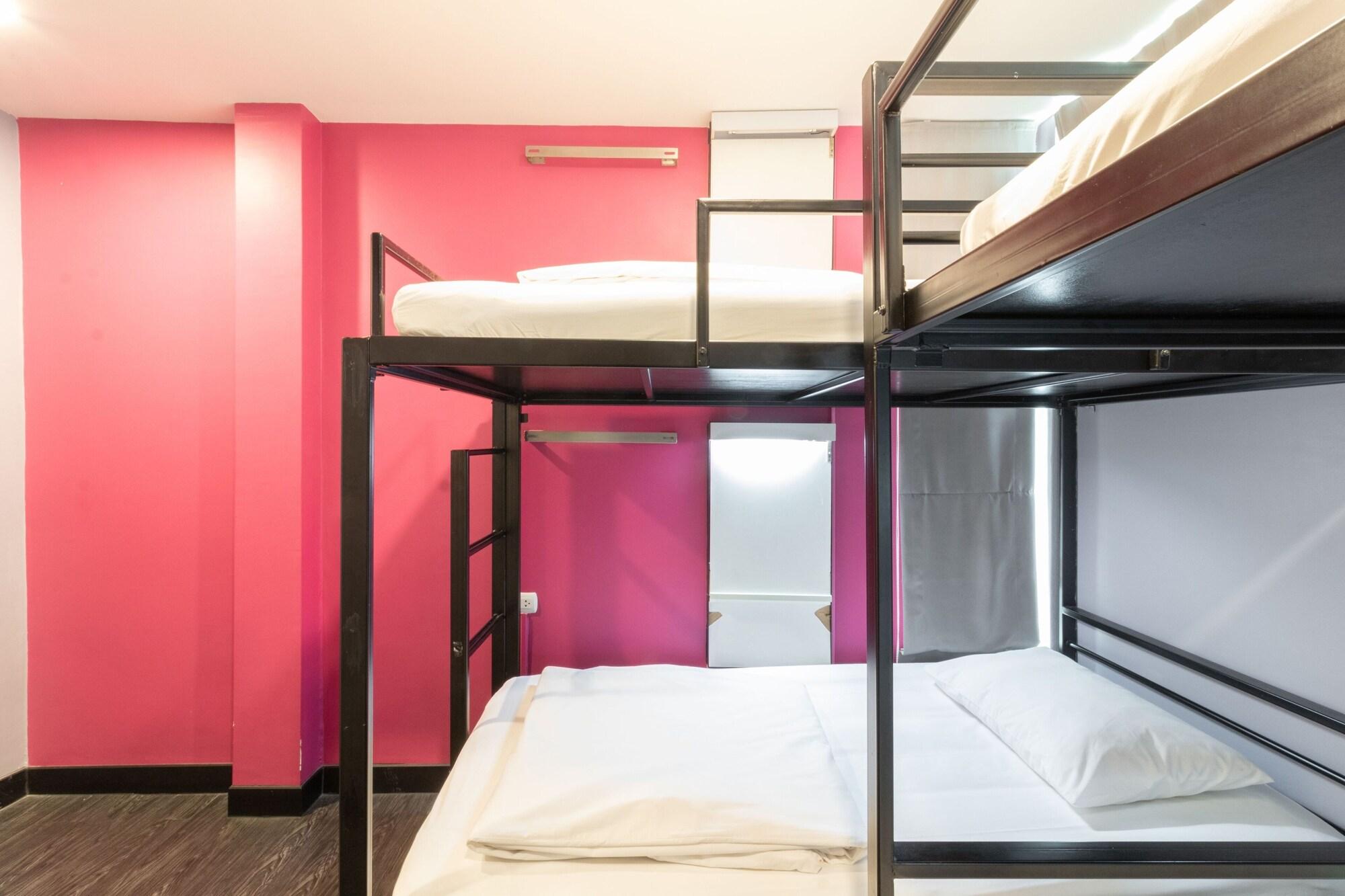 Cheqinn Hostel - Sukhumvit 4 Nana Plaza Bangkok Esterno foto