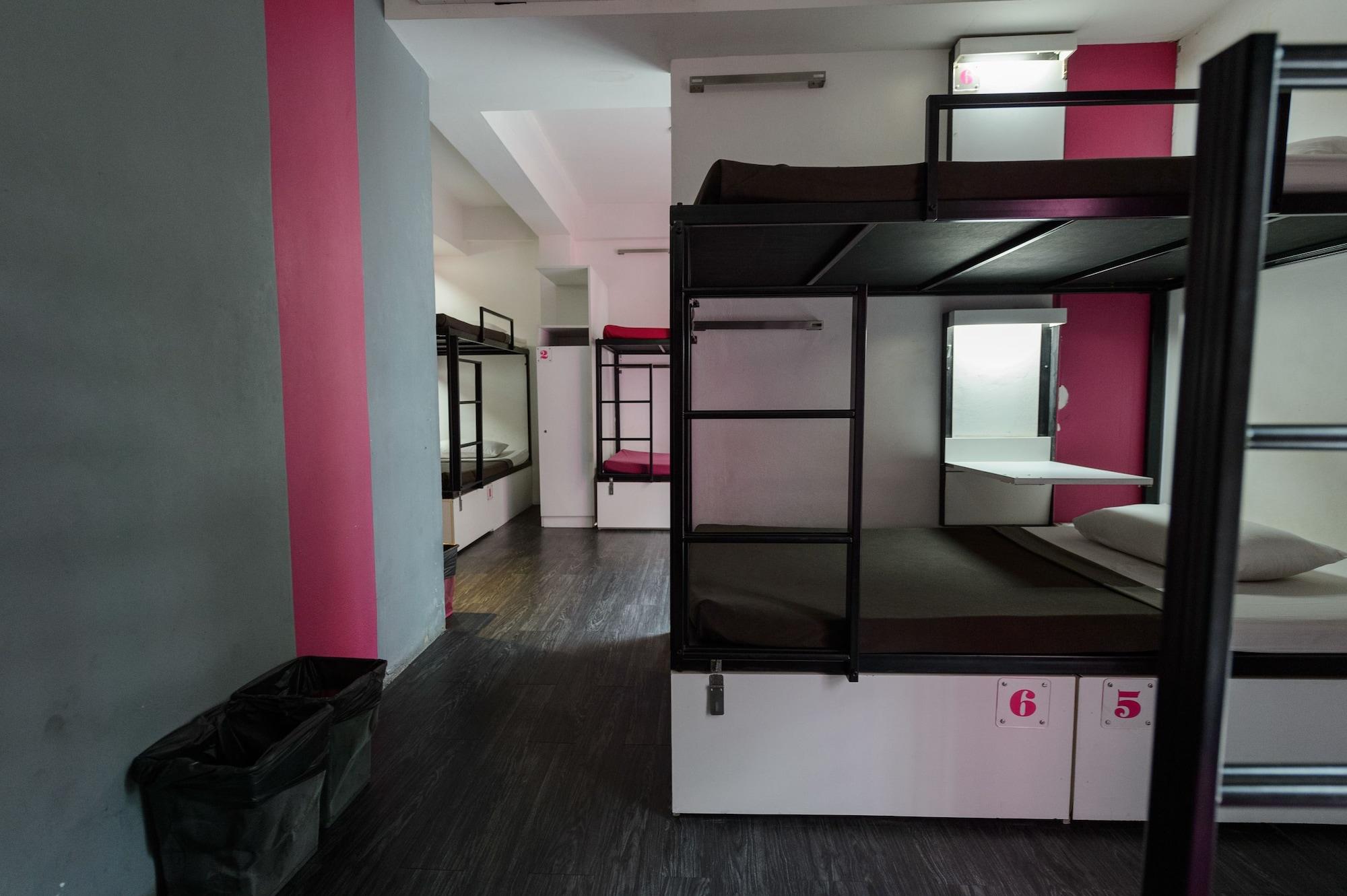Cheqinn Hostel - Sukhumvit 4 Nana Plaza Bangkok Esterno foto