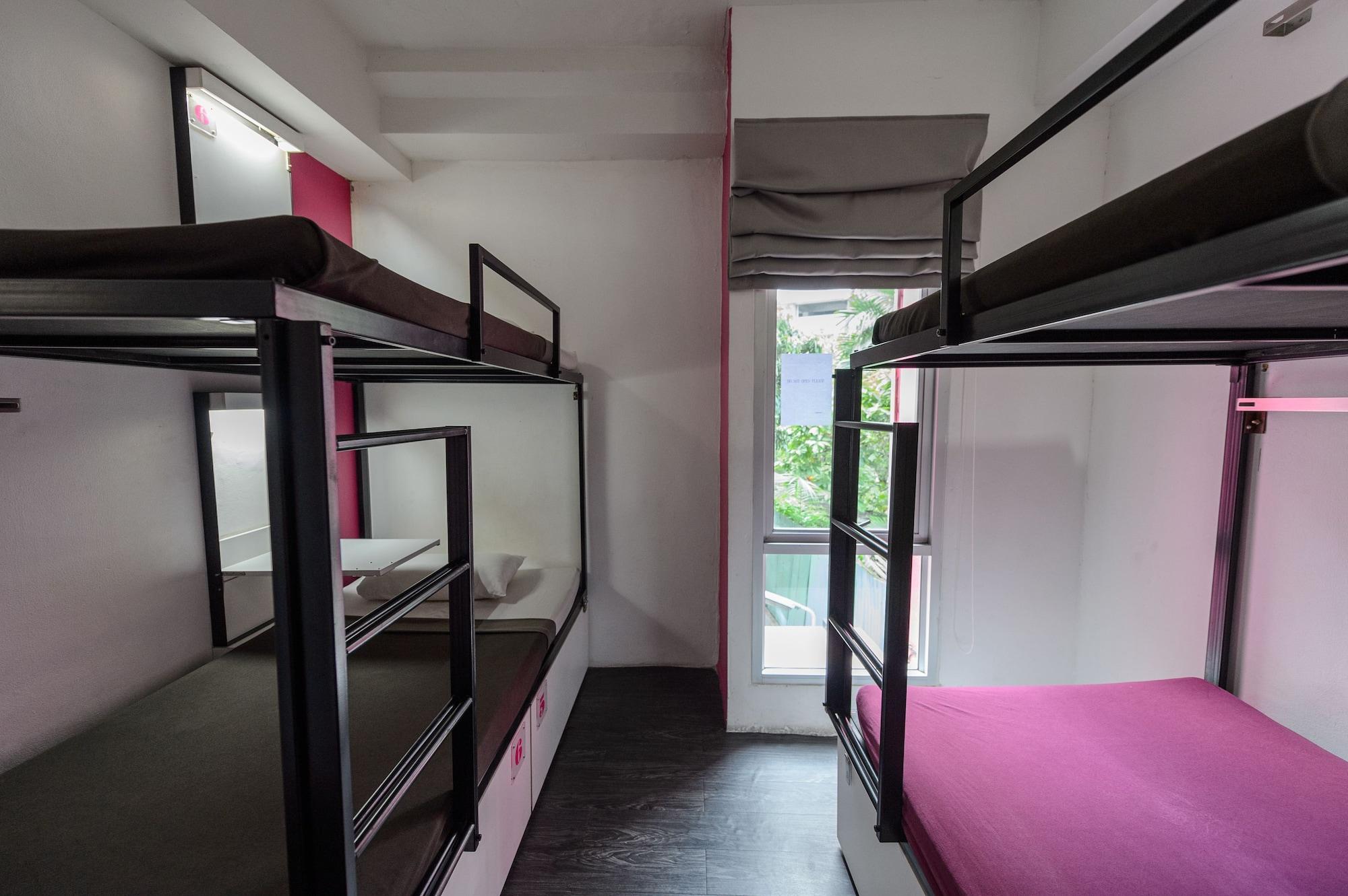 Cheqinn Hostel - Sukhumvit 4 Nana Plaza Bangkok Esterno foto
