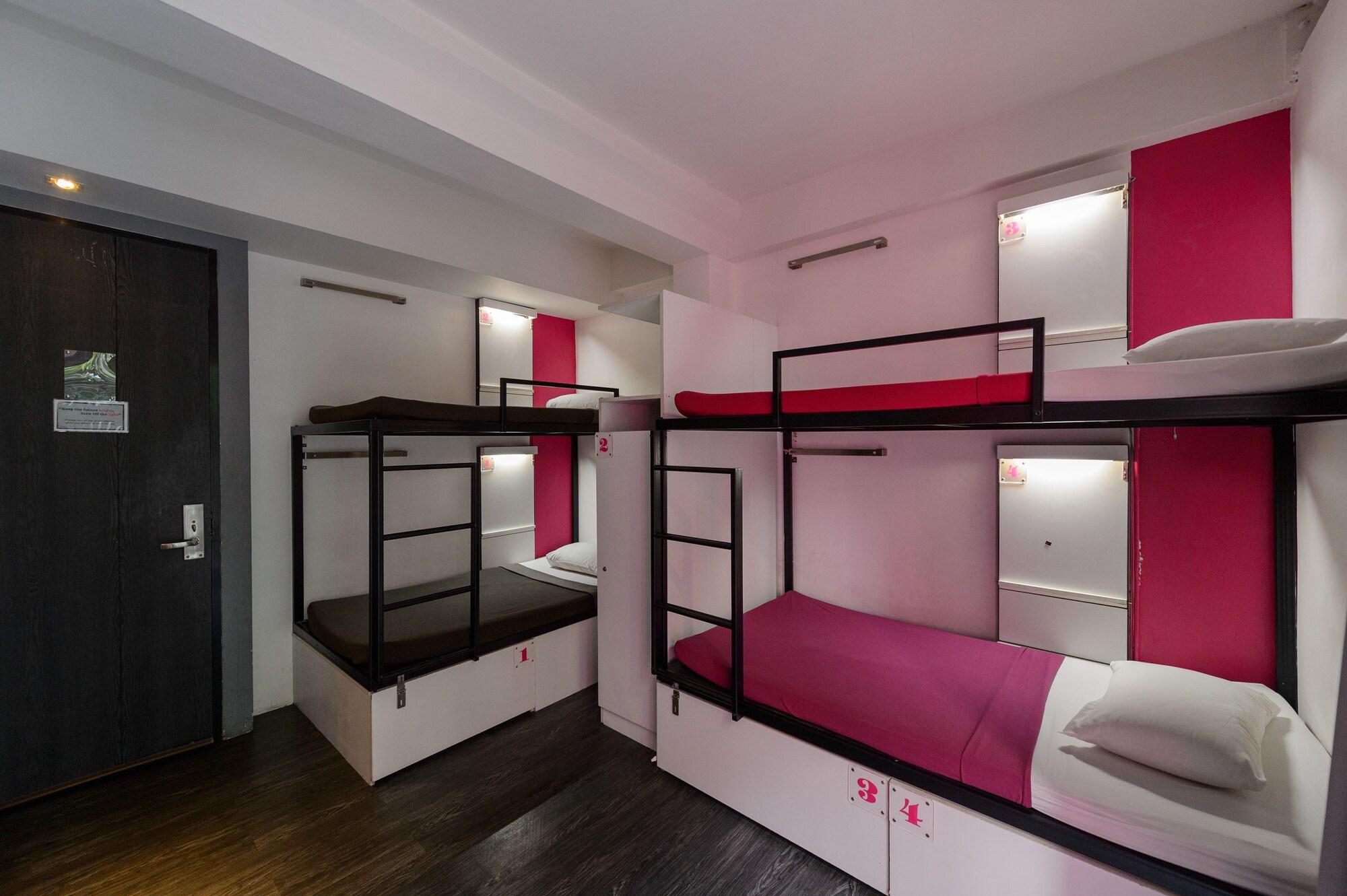 Cheqinn Hostel - Sukhumvit 4 Nana Plaza Bangkok Esterno foto