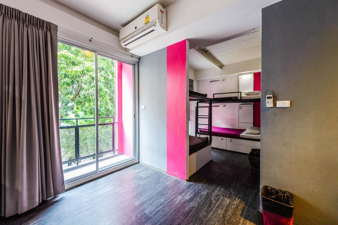 Cheqinn Hostel - Sukhumvit 4 Nana Plaza Bangkok Esterno foto